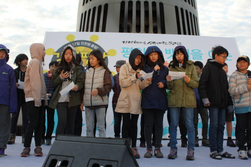 18일 아침에 열린 강정 평화염원 새벽맞이 행사에서 서울 성미산 학교 학생들이 나와 반전과 평화의 의미를 담은 노래 '아이떼이떼까이'를 부르고 있다.