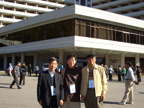 2005년 10월 처음 평양에 갔을 때 순안공항에서 찍은 사진이다. 천주교 '작은 형제회' 석일웅 수사, 지금은 고인이 되신 권태하 선생과 함께. 