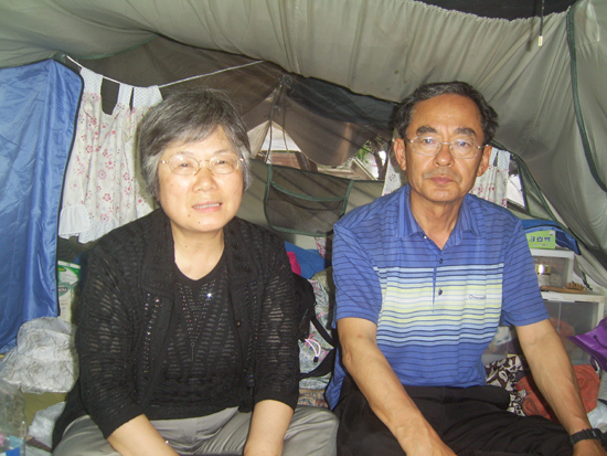 7년째 여의도 국민은행 앞 농성천막에서 생활하고 있는 김영곤 김동애 부부와 지난 5월 28일 인터뷰를 하고 있다. 