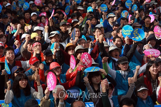 19일 오후 서울 서대문 독립공원에서 전교조 탄압 규탄, 법외노조 결정 철회 촉구 전국교사대회가 열리고 있다.