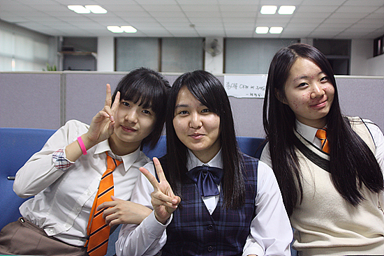 여수정보과학고등학교 기숙사 친구들과 한 컷. 왼쪽부터 임다은(고3), 아사미, 최은지(고3). 아사미는 일본 가라쓰 상업고등학교 교복을 그대로 입고 있어 두 친구와 교복이 다르다. 