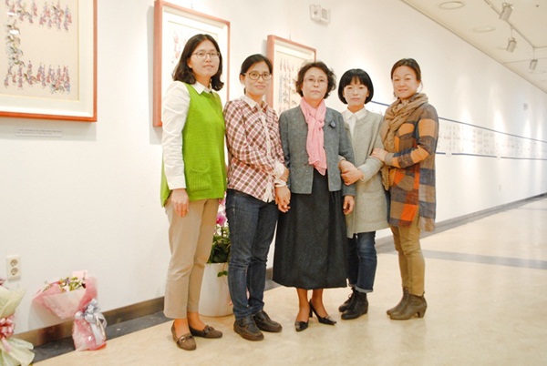 수원화성홍보관 기획전시실에서 만난 한국전통자수연구가 박인자(가운데) 선생