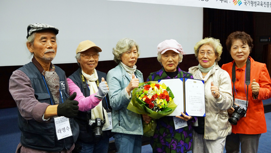 동료들의 축하를 받는 대상 수상자 윤아병 감독(우측에서 3번째)