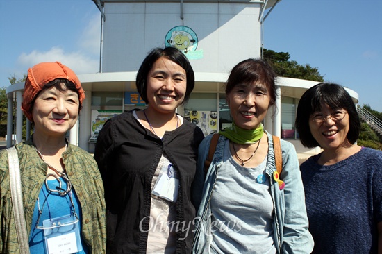 '탈핵원전투어' 여성 참가자들. 왼쪽부터 세코 카즈호, 오하라 츠나키, 이시마루 하츠미, 우노다 요코.
