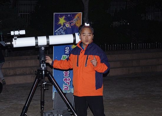 이동호(40) 씨가 망원경에 대해 설명하고 있다.