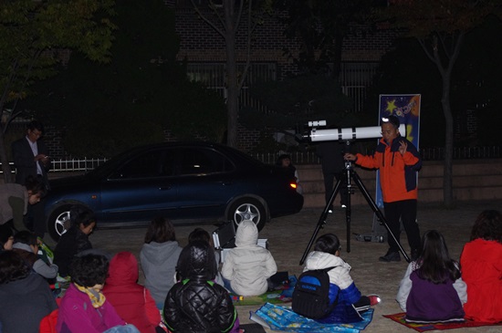 학생들과 학부모들이 모여 이동호(40) 씨의 망원경 설명을 듣고 있다.