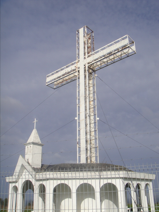 탱글로섬의 정상에 있는 교회와 대형십자가. (2011년 6월 사진)