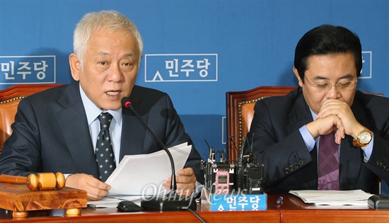 민주당 김한길 대표가 21일 오전 국회 당대표실에서 열린 최고위원회의에서 모두발언을 하고 있다.