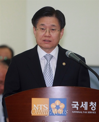 21일 오전 국세청에서 열린 국회 기획재정위 국정감사에서 김덕중 청장이 업무보고를 하고 있다.