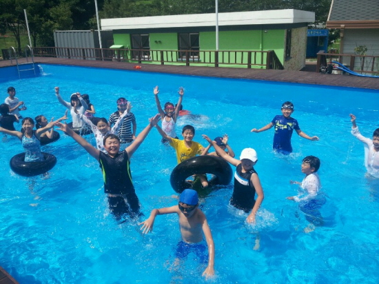 유난히 더웠던 지난 여름, 수영장으로 피서를 가서 즐겁게 노는 아이들.