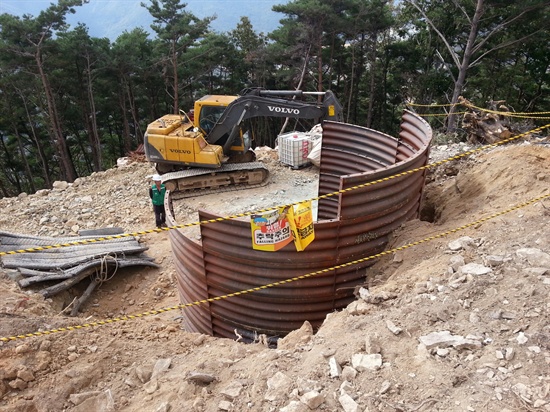  한국전력공사는 지난 2일부터 '신고리-북경남 765kV 송전선로 4공구' 공사를 계속해서 벌이고 있다. 사진은 21일 95번 철탑 공사 현장.