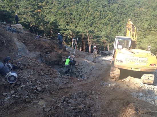  한국전력공사는 지난 2일부터 '신고리-북경남 765kV 송전선로 4공구' 공사를 계속해서 벌이고 있다. 사진은 21일 125번 철탑 공사 현장.