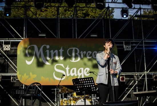  19일부터 20일까지 서울 송파구 방이동 올림픽공원 일대에서 열린 그랜드 민트 페스티벌 2013에서 가수 존박이 공연을 펼쳤다.