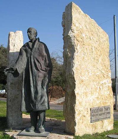 이스라엘 텔아비브에 있는 라울 발렌베리 동상, 이 사람이 수만 명의 유대인을 사지에서 구해냈다. 유태인들은 그의 인도주의 정신에 가슴 속 깊은 존경을 보낸다.