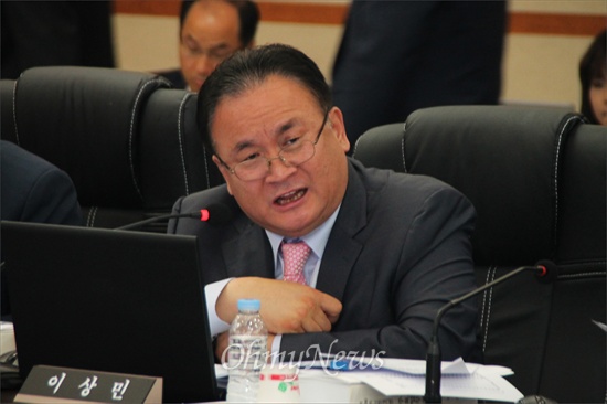 민주당 이상민(대전 유성)의원이 지난 달 22일 한국과학기술원에서 열린 기초과학연구원 등에 대한 국정감사에서 질의를 하고 있다.