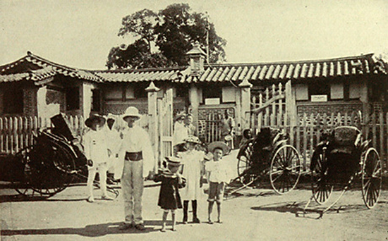 스테이션 호텔(정거장 호텔). 엘리아브 버튼 홈즈 일행이 1901년 5~6월께 스테이션 호텔을 배경으로 찍은 사진이다.