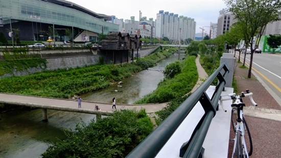 서울 청계천 양편에 자전거도로가 생겨나 도심 여행을 즐길 수 있게 되었다. 
