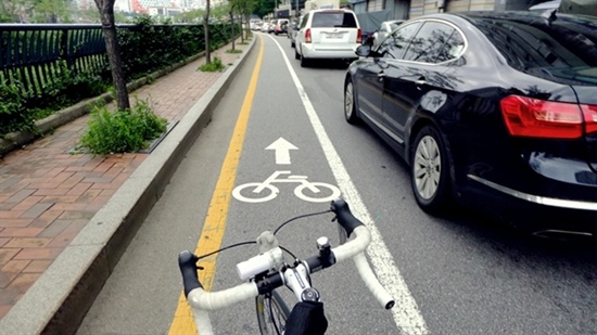 차도를 줄여 만든 '도로 다이어트' 자전거 도로.