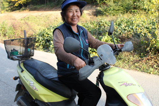 올해로 61세인 그녀는 마을 이장일 하랴, 농사지으랴, 살림 살랴 바쁘다. 그녀가 이런 일을 모두 신속하게 잘 해내려면 오토바이는 필수다. 어느덧 오토바이는 그녀의 애마가 되었다. 