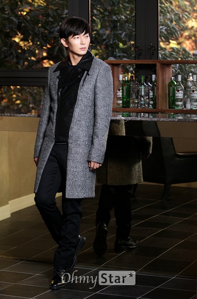   MBC수목미니시리즈 <투윅스>에서 장태산 역의 배우 이준기가 16일 오후 서울 이태원동의 한 카페에서 오마이스타와의 인터뷰에 앞서 포즈를 취하고 있다.
