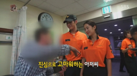 SBS 예능 프로그램 <심장이 뛴다>의 한 장면. <심장이 뛴다>에 출연중인 전혜빈과 박기웅이 주취자를 병원으로 이송했다.
