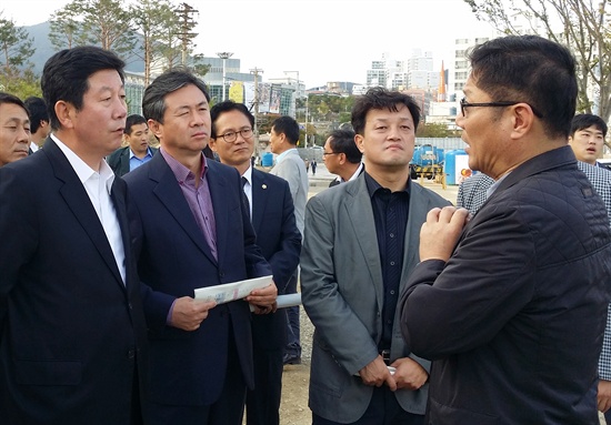  23일 오후 부산시민공원 현장 방문에 나선 민주당 부산시당 당직자들이 부산시와의 간담회가 무산되자 시민공원에서 부산시의 브리핑 없이 현장 순회를 실시하고 있다. 