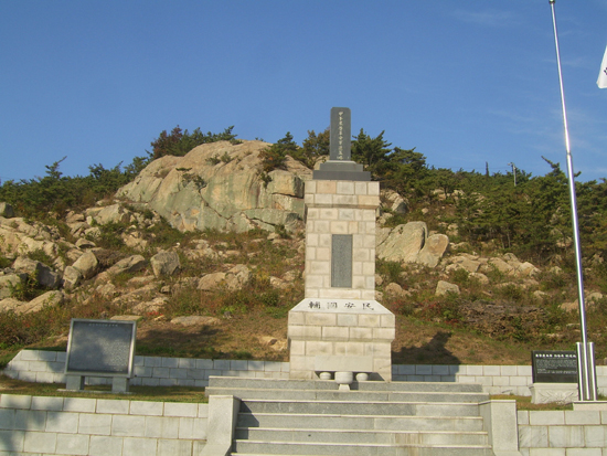 갑오동학농민군추모탑  충남 태안의 백화산은 갑오동학농민군이 마지막까지 항전했던 곳이다. 일본군에게 생포된 동학농민군은 백화산 교장바위 위에서 처참하게 살육을 당했다. 그 일을 길이 기억하고, 대의를 위해 목숨을 바친 이들을 추모하기 위해 1978년 피어린 현장에 추모탑을 건립했다.  