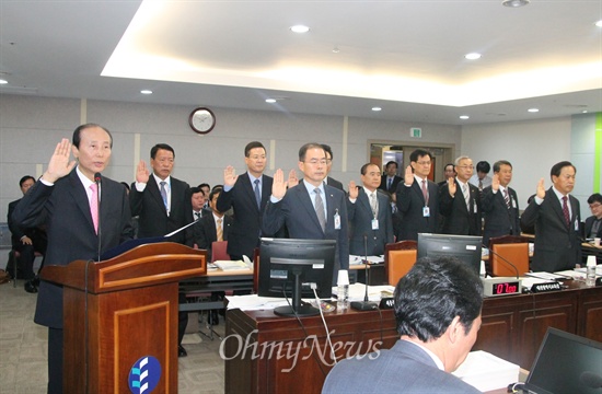  24일 대전교육청에서 열린 국회 교육문화체육관광위원회의 국정감사에서 김신호(사진 왼쪽) 대전교육감이 증인선서를 하고 있다.