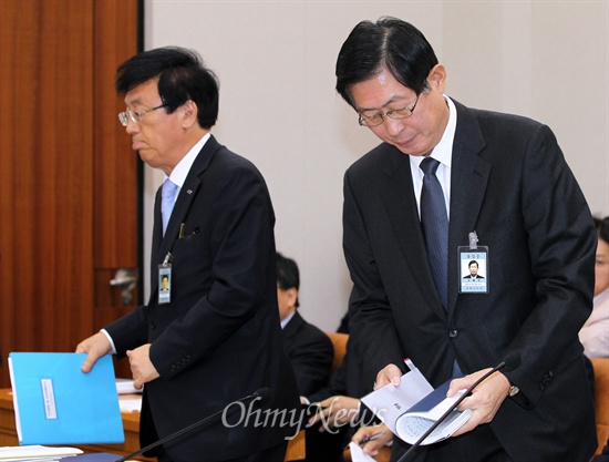 조환익 한국전력공사 사장이 25일 오전 국회에서 열린 산업통상자원위 국정감사에서 업무보고를 마친뒤 증인석에 앉고 있다. 왼쪽은 남호기 한국전력거래소 이사장.