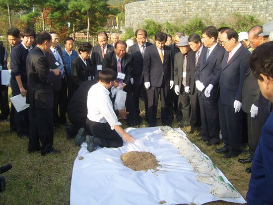 합토식  갑오동학농민혁명 119주년 제9회 전국기념대회 첫날인 17일 오후  ‘보은동학농민혁명기념공원’의 '합토식' 장면. 동학농민혁명이 일어났던 전국 각지의 흙을 가져다가 한데 합하는 행사였다.  
