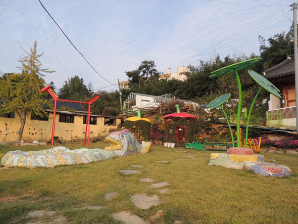 성안마을 어린이놀이터, 마을이 아이들의 웃음소리로 가득하길 바라는 주민들의 마음이다.