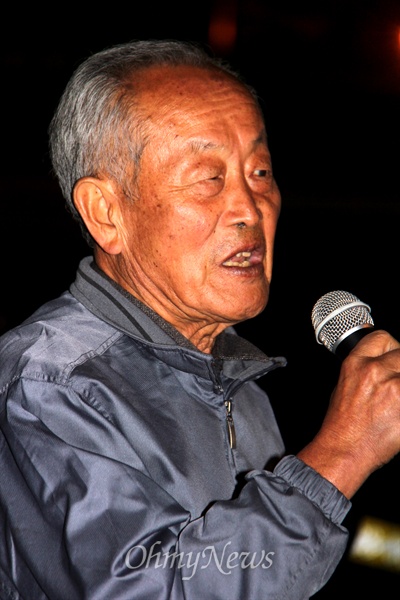 고 김지영 선생. 2013년 10월 25일  창원 정우상가 앞에서 열린 '촛불문화제'에서 발언하고 있는 모습.