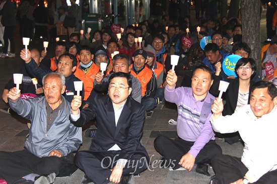 '국가정보원 대선개입·정치개입 심판, 민주수호 경남비상시국회의'는 25일 저녁 창원 정우상가 앞에서 "국가정보원 규탄, 민주주의 수호 제14차 촛불문화제"를 열었다.