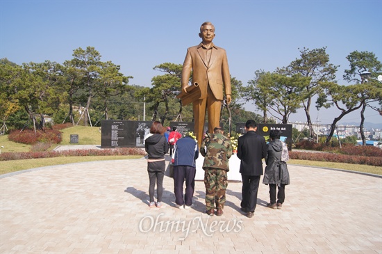 지난 10월 26일, 경북 구미시 상모동 생가 부근에 세워진 박정희 전 대통령 동상 앞에서 추모하는 시민들.