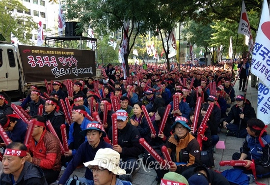 26일 서울 종로 1가 청계천 부근에서 전국공무원노조가 결의대회를 가지고 있다. 