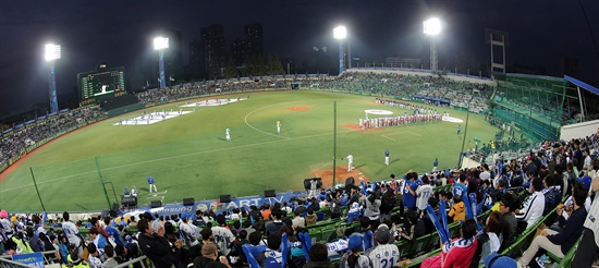  24일 대구구장에서 열린 프로야구 한국시리즈 1차전 삼성과 두산의 경기 시작 전 관중들이 응원을 하고 있다