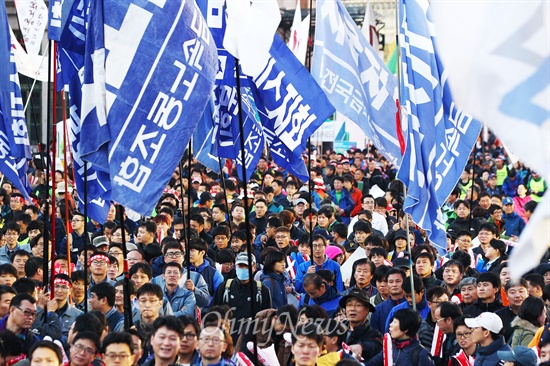 민주노총은 26일 오후 서울 용산구 서울역 앞에서 박근혜 정부의 노동자 탄압을 규탄하는 민주노총 결의대회를 열고 '노동탄압 중단'과 '민주주의 파괴 중단'을 촉구했다. 