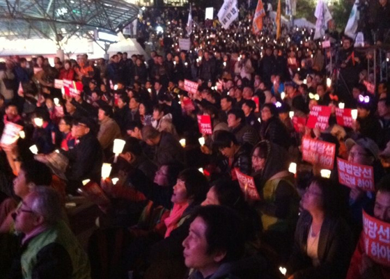 26일 저녁 서울역 국정원 정치개입 진상규명 촛불문화제에 참석한 촛불시민들이다.