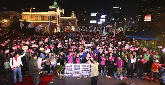 26일 오후 서울 용산구 서울역 앞에서 민주노총과 각 시민단체가 국정원 선거개입과 노동탄압을 규탄하는 촛불 집회를 열었다. 주최측 추산 1만5000명 (경찰 추산 2500명)이 참석했다.