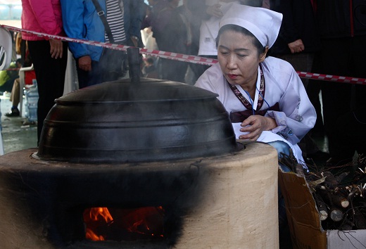 이천쌀문화축제 행사장 일대에서는 가마솥에 밥 짓는 모습을 쉽게 볼 수 있다. ⓒ이천쌀문화축제위원회