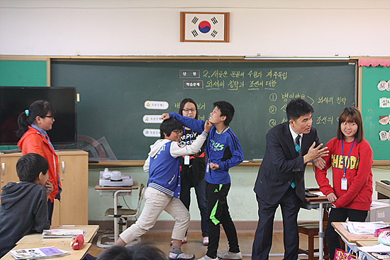 외세의 침략에 대항해 항거하는 조선의 모습을 역할극으로 표현한 2모둠 학생들  