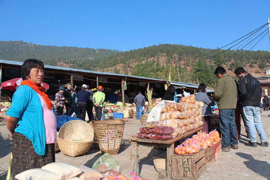 부탄의 장날 모습. 우리와 비슷해 거의 구분이 안 가는 이 나라 사람들. 사는 모습도 우리와 흡사하다.