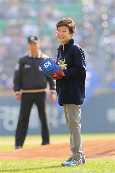 박근혜 대통령은 27일 오후 2013 프로야구 한국시리즈 두산과 삼성의 3차전이 열린 서울 잠실구장을 찾아 '깜짝 시구'를 했다.