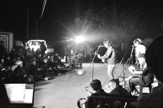 송전탑 반대 촛불 문화제 마지막 무대를 장식한 밴드 '스카웨이커스'의 스카 공연 장면.