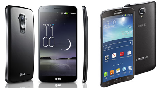 아래위로 휘어진 LG '커브드 스마트폰' LG G플렉스(왼쪽)와 좌우로 휘어진 삼성 갤럭시 라운드(오른쪽) 
