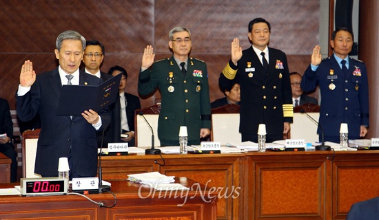 김관진 국방부 장관이 28일 국방부에서 열린 국회 법사위 국정감사에서 배석한 각군 참모 총차장들과 증인선서를 하고 있다.