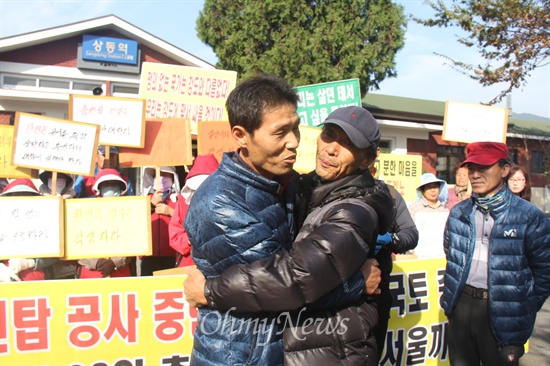  28일 밀양시 상동면 금호마을 박정규 이장과 주민 박문일, 정태호씨가 밀양 송전탑 공사 중단을 요구하며 28일부터 2주 동안 전국 국토대장정에 나서면서 상동역 앞을 출발했다. 사진은 주민들이 격려하는 모습.