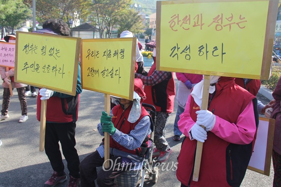   28일 밀양시 상동면 금호마을 박정규 이장과 주민 박문일, 정태호씨가 28일부터 상동역 앞을 출발해 2주 동안 밀양 송전탑 공사 중단을 요구하며 전국 국토대장정에 나선 가운데, 이날 이들을 격려하기 위해 주민들이 나와 있었다.