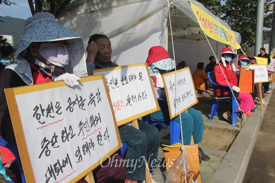  밀양시 상동면 금호마을 박정규 이장과 주민 박문일, 정태호씨가 밀양 송전탑 공사 중단을 요구하며 28일부터 상동역 앞을 출발해 전국 국토대장정에 나선 가운데, 마을 주민들은 상동역 앞 천막 농성장에서 릴레이 단식을 이어가고 있다.