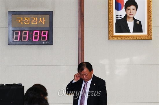 28일 국방부에서 열리는 국회 법사위 국정감사에서 사이버사령부의 대선 개입 관련 질의가 쟁점이 되는 가운데 국정감사가 열리는 회의실에 박근혜 대통령 사진이 걸려 있다.